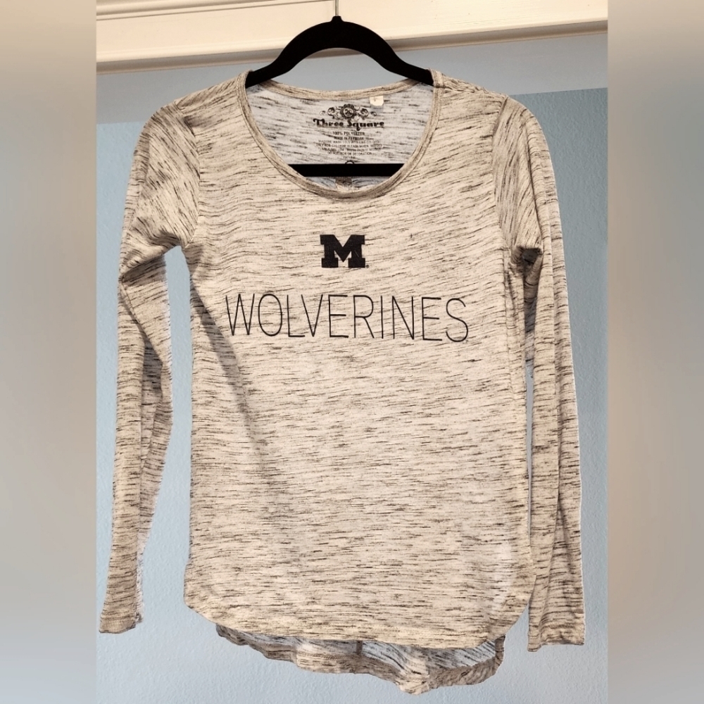 Lightweight Long Sleeve University of Michigan Shirt with curved hem. Small